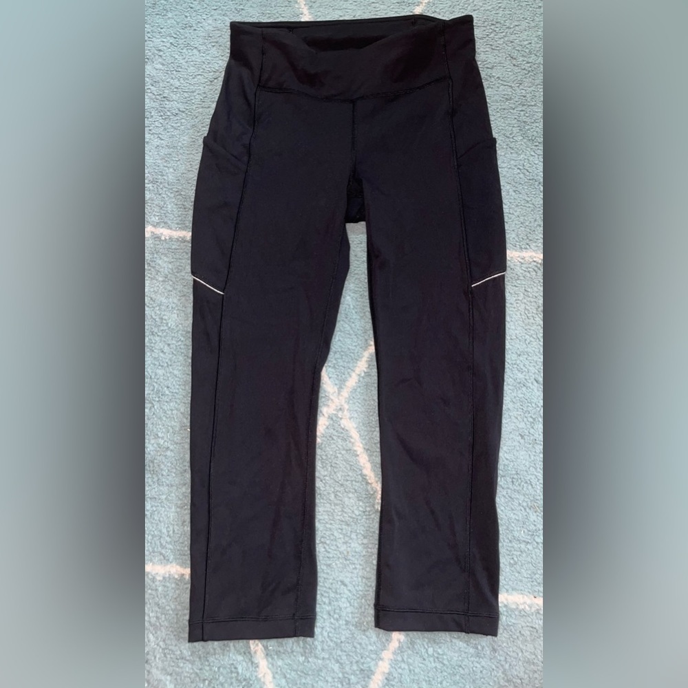 LIKE NEW Lululemon - Size 6 - Cropped Leggings w/ Pockets & Reflective Detailing